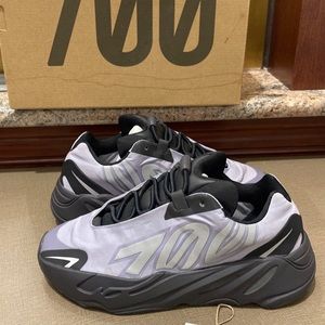 Yeezy MNVN 700